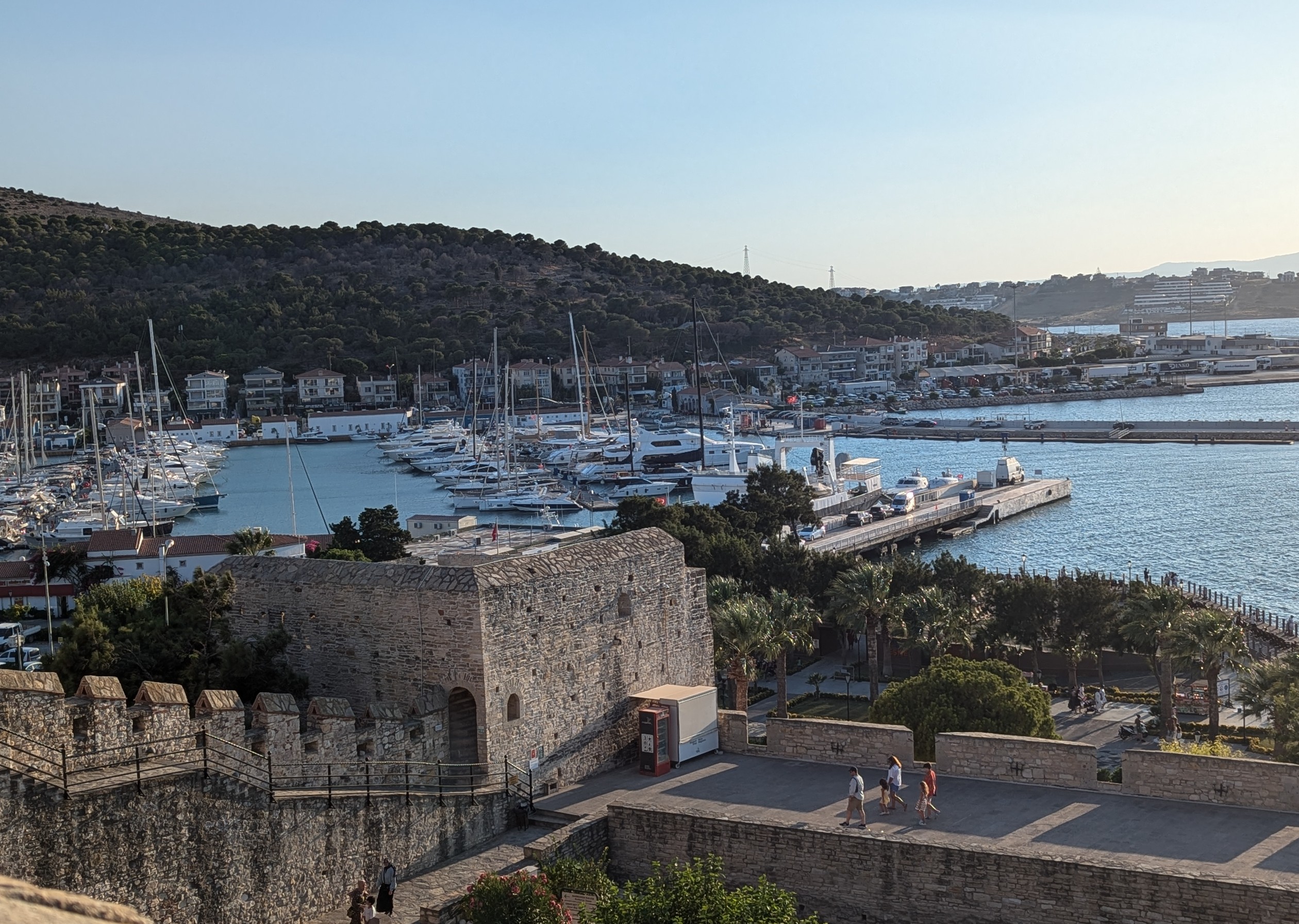 Çeşme Kalesi'nden Çeşme Marina ve yelkenli teknelerin görünümü
