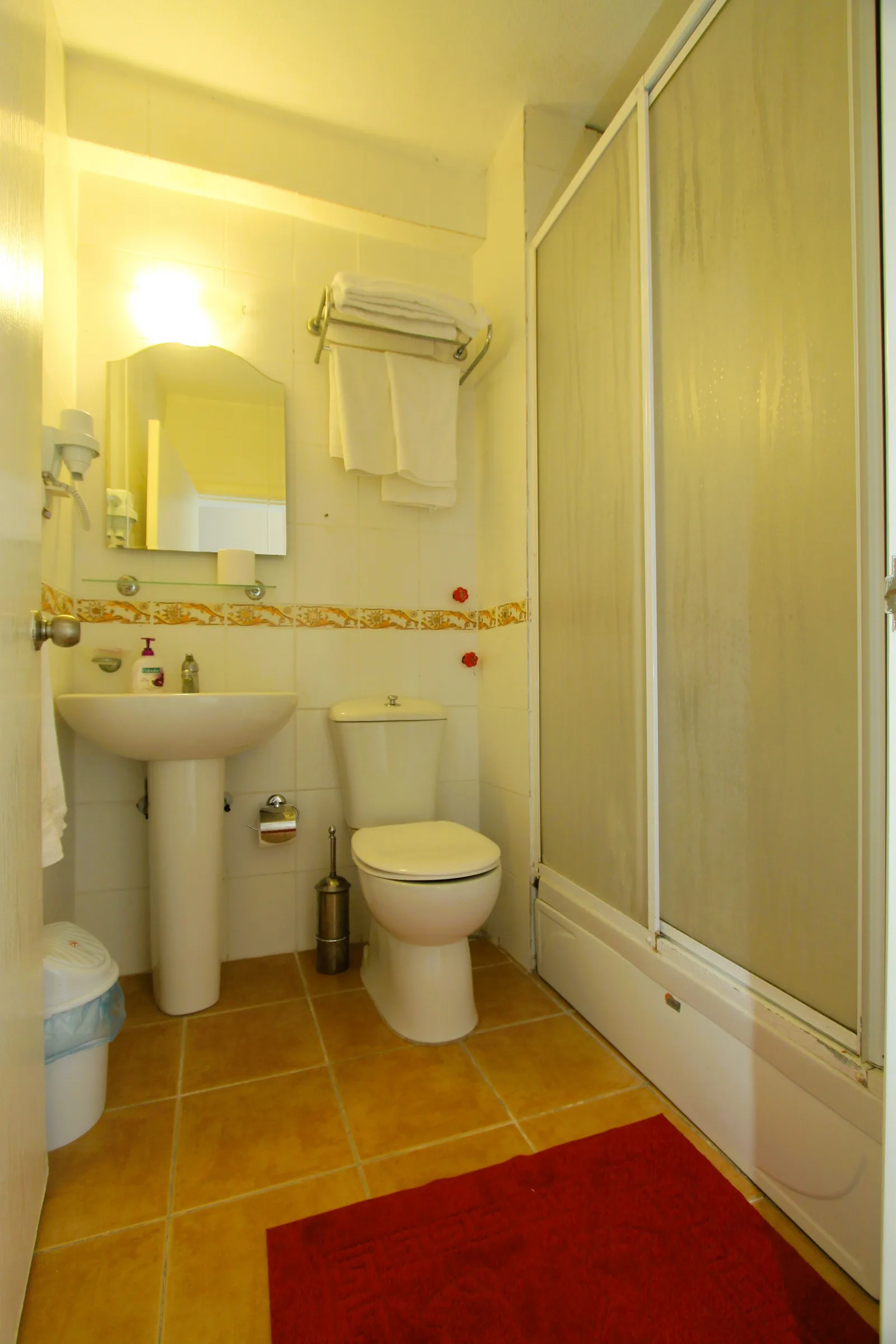 Neşe Otel Çeşme — modern banyo, lavabo, klozet ve duş kabini