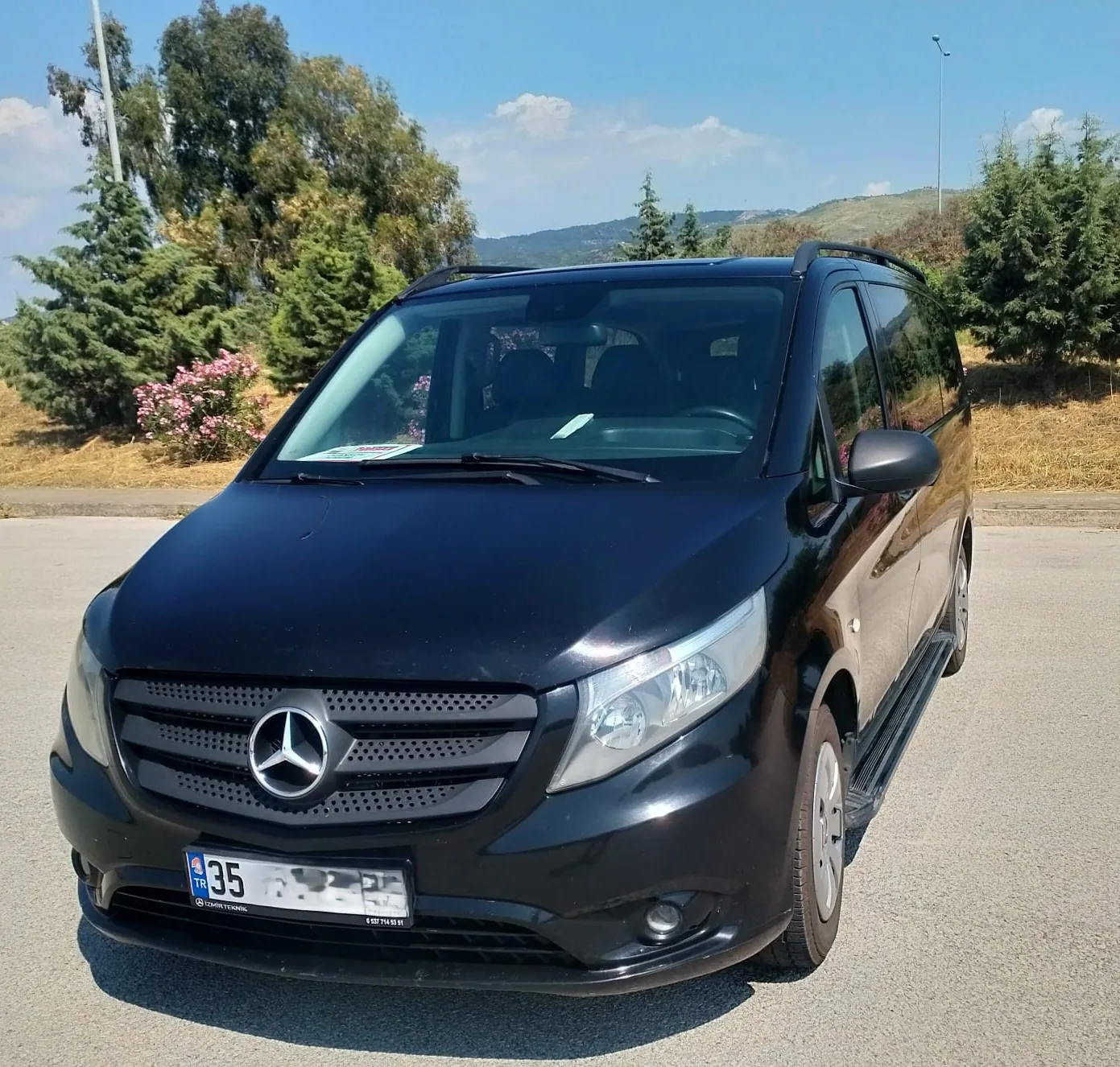 Havalimanı transferinde kullanılan siyah Mercedes Vito — dış görünüm