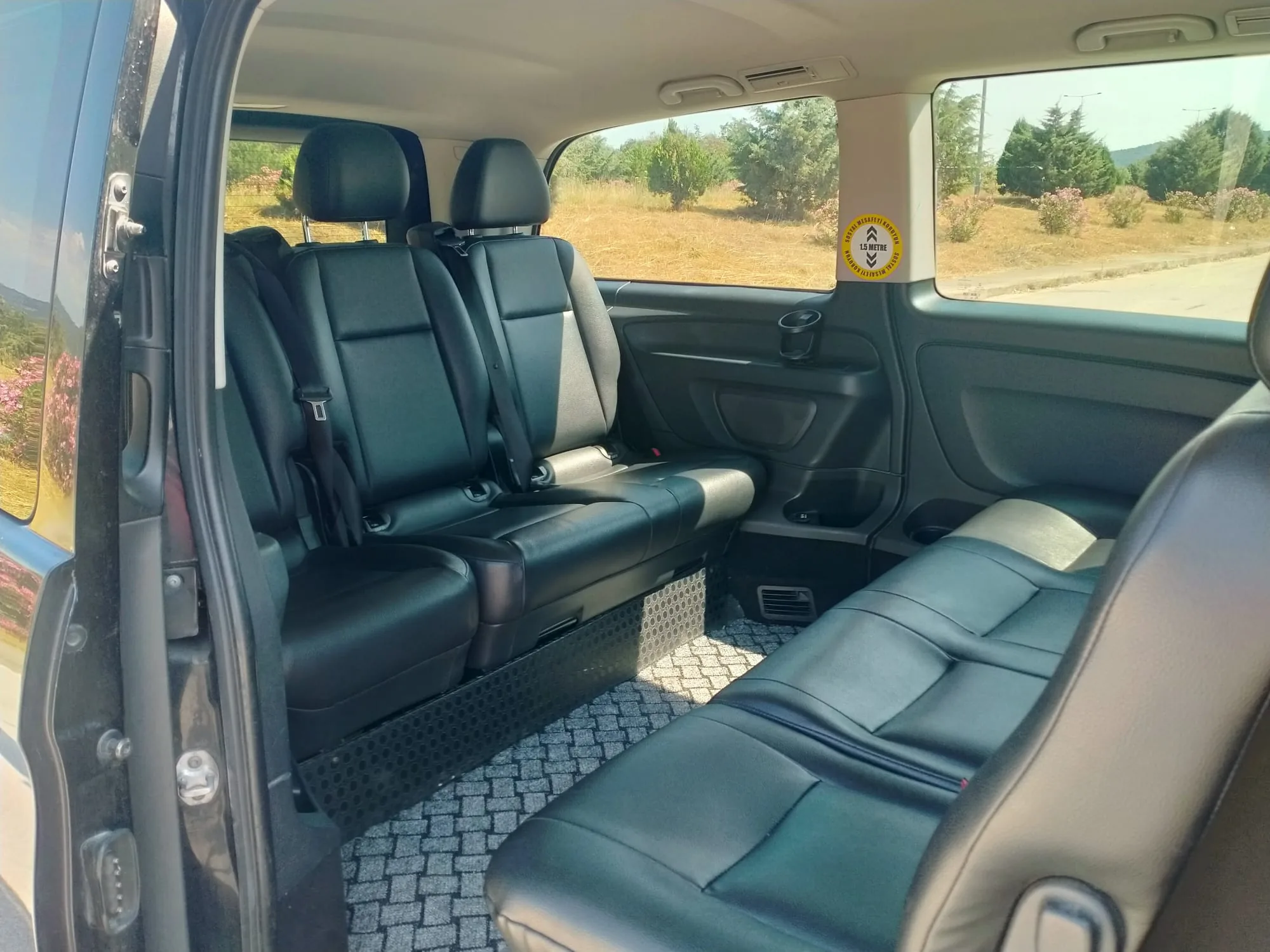 Mercedes Vito transfer aracının geniş, deri koltuklu iç mekânı